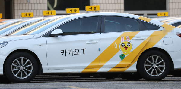 서울의 한 법인택시 회사 주차장에 운행 나갈 카카오택시들이 주차돼 있는 모습. 연합뉴스
