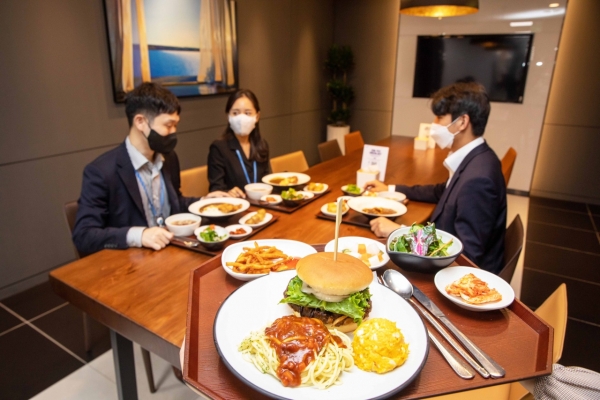 한국투자증권 임직원들이 ESG경영 일환으로 진행한 구내식당 '비건데이' 메뉴를 즐기는 모습(제공=한국투자증권)