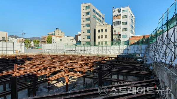 ◇'동두천중앙역 엘크루 더퍼스트' 공사현장. 방위상 남서→북동 구도로 촬영했다. (사진=이준혁 기자)