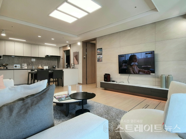 ◇'동두천중앙역 엘크루 더퍼스트' 견본주택 내 72㎡A형 유니트의 거실 및 주방. (사진=이준혁 기자)
