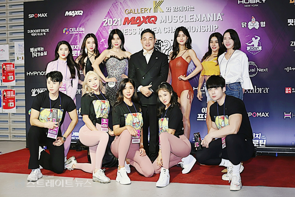 ▲ 머슬마니아 코리아 김근범 프로모터를 비롯해 맥스큐 공식 인플루언서들과 대회 참가 선수들이 단체 포토타임을 가졌다. (2021 맥스큐 머슬마니아 피트니스 코리아 챔피언십) / 양용은 기자 taeji1368@naver.com