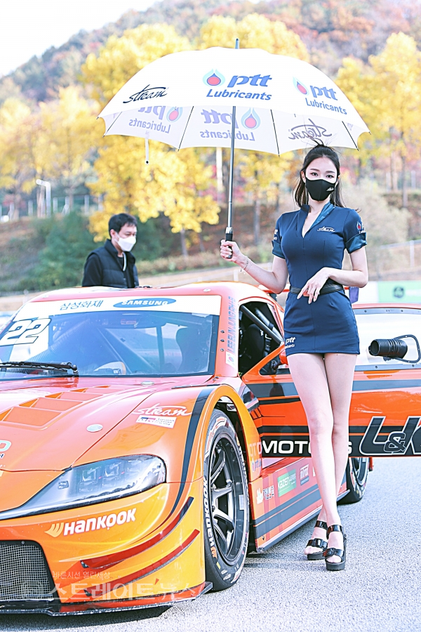 ▲ 레이싱모델 유리안이 ‘삼성화재 6000 클래스’ 결승 출발 전 그리드에 위치한 L&K 모터스 스톡카 옆에서 멋진 포즈를 취하고 있다. (2021 CJ대한통운 슈퍼레이스 챔피언십 5라운드) / 양용은 기자 taeji1368@naver.com