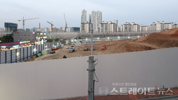 ◇'신장유일동미라주더파크' 아파트 입구에서 촬영한 '장유자이 더 파크' 공사현장. 방위상 남서→북동 구도로 촬영했다. (사진=이준혁 기자)