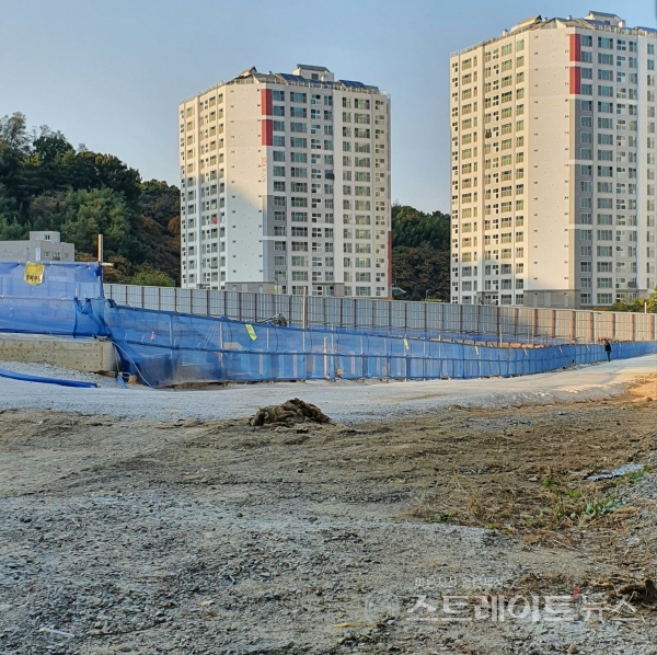 ◇단지 부지 남동쪽 끝에 있는 공사현장 출입구서 남동→북서 구도로 촬영한 '창원 무동 동원로얄듀크' 공사현장. 사진의 고층 건물은 '창원 무동 STX KAN 1차' 아파트 101동(중앙 고층 건물) 및 102동(우측 고층 건물). (사진=이준혁 기자)