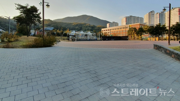 ◇'창원 무동 동원로얄듀크' 동쪽에 접하는 무동3호어린이공원의 남동쪽 끝에서 남동→북서 구도로 촬영한 사진. 사진 내 왼쪽 가로등 뒤에 작게 보일 펜스가 '창원 무동 동원로얄듀크' 아파트 공사 현장 펜스며, 사진의 학교가 무동초등학교다. (사진=이준혁 기자)