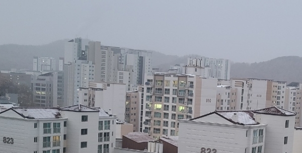 올해 겨울 들어 서울 은평구뉴타운의 한 아파트 단지 지붕에 첫 눈이 내리고 있다. 10일 오전 6시 기상청은 서울을 포함한 수도권 북부에 첫 눈이 관측,  오전 중 눈 또는 비가 오는 곳이 있을 것이라고 밝혔다.