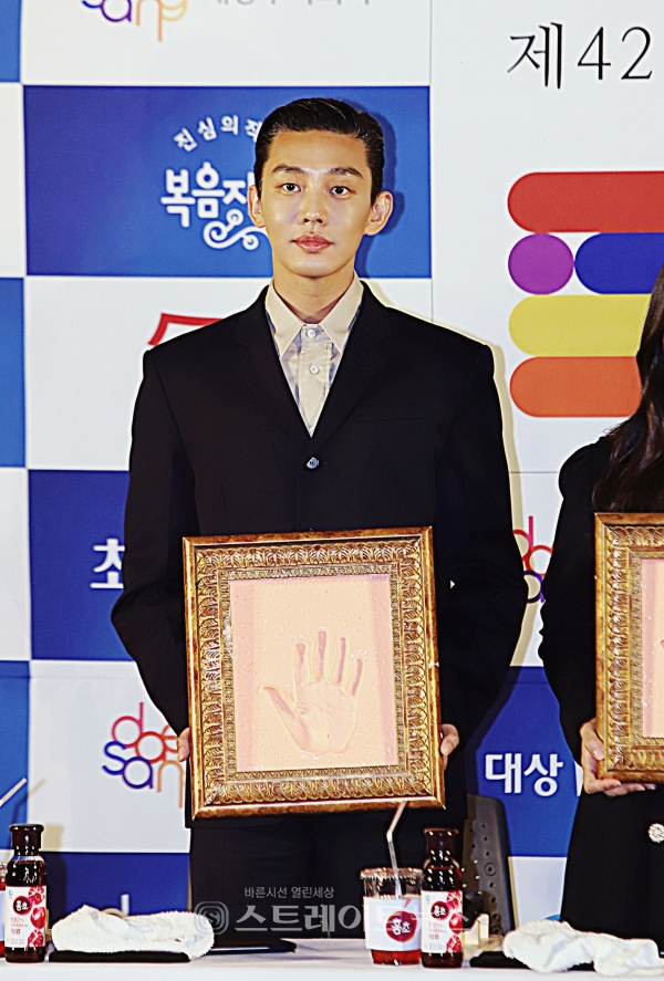 ▲‘제42회 청룡영화상 핸드프린팅’ 행사에서 핸드프링팅을 마친 배우 유아인이 포토타임을 가졌다. / 양용은 기자 taeji1368@naver.com