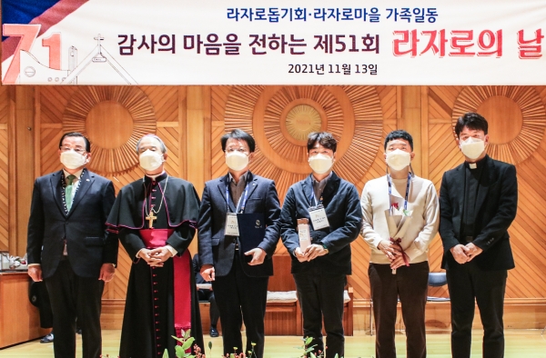 지난 13일 '제 51회 라자로의 날' 행사에서 서을구 IT노조위원장(사진 오른쪽 세 번째)과 박수기 IT기획부장(사진 왼쪽 세 번쨰)이 이용훈 천주교 수원교구 교구장(사진 왼쪽 두 번째)과 함께한 모습(제공=NH농협은행)