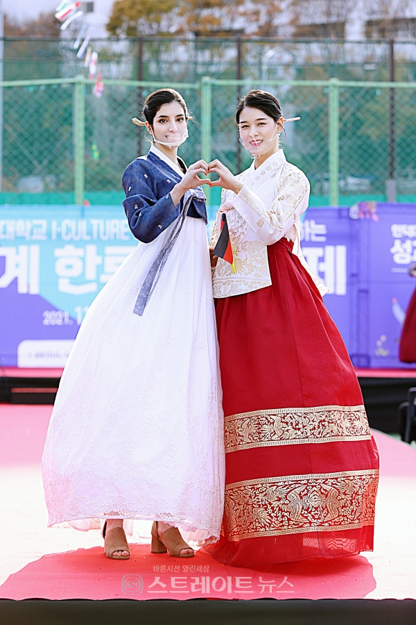 ▲ ‘월계 한류체험 축제’ 한류문화 K-패션쇼에서 (우측) ‘2021 한류홍보미인선발제전’ 미(美) 수상자 이소림과 외국인 모델이 멋진 탑포즈를 취하고 있다.. / 양용은 기자 taeji1368@naver.com