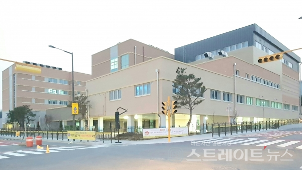 ◇'광주행정타운아이파크'의 북쪽 인근에 있는 광주송정초등학교 정문. (사진=이준혁 기자)