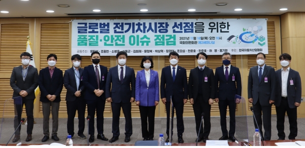 문진석 의원(더불어민주당, 충남 천안갑)이 좌장을 맡은 ‘글로벌 전기차시장 선점을 위한 품질·안전 이슈 점검’ 토론회에서 국회 국토교통위원 등 주요참석자들이 함께하고 있다. (사진=문진석 의원실)