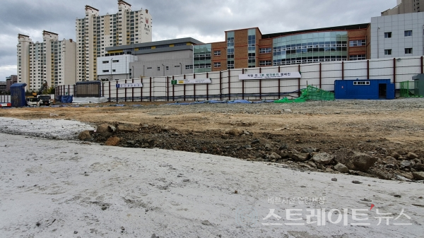 ◇'힐스테이트 대연 센트럴'의 북쪽에 접하는 진남로서 북서→남동 구도로써 촬영한 현장. (사진=이준혁 기자)