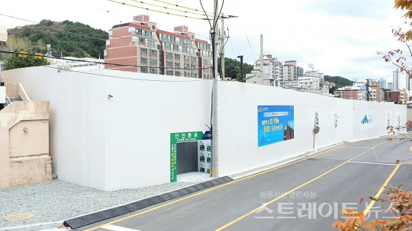 ◇'힐스테이트 대연 센트럴'의 북쪽에 접하는 못골로41번길에서 남서→북동 구도로써 촬영한 공사현장. (사진=이준혁 기자)