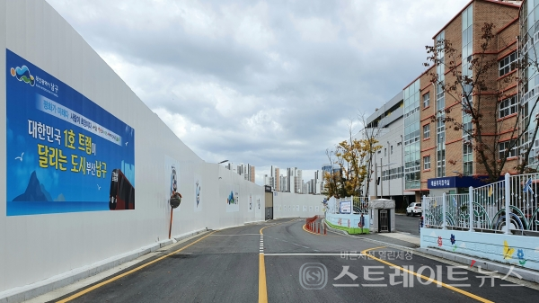 ◇'힐스테이트 대연 센트럴'에서 왕복 2차선 길인 못골로41번길을 건너면 연포초등학교가 있으며, 이 학교의 북쪽에는 등하교 때 개방하는 후문이 있어 '힐스테이트 대연 센트럴'에 사는 학생의 등하교는 수월할 것으로 보인다. (사진=이준혁 기자)