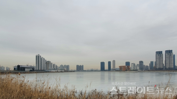 ◇'송도자이 크리스탈오션' 동쪽의 송도워터프런트호수 서남쪽 지점에서 동쪽으로 바라보며 촬영한 사진. (사진=이준혁 기자)