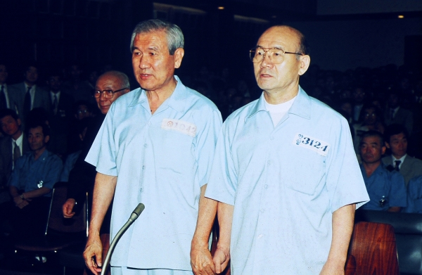 지난 1996년 8월 26일 서울지법 대법정에서 전두환, 노태우 씨. 이날 1심에서 전 씨는 사형, 노 씨는 징역 22년 6개월을 선고받았다. (사진=연합뉴스)