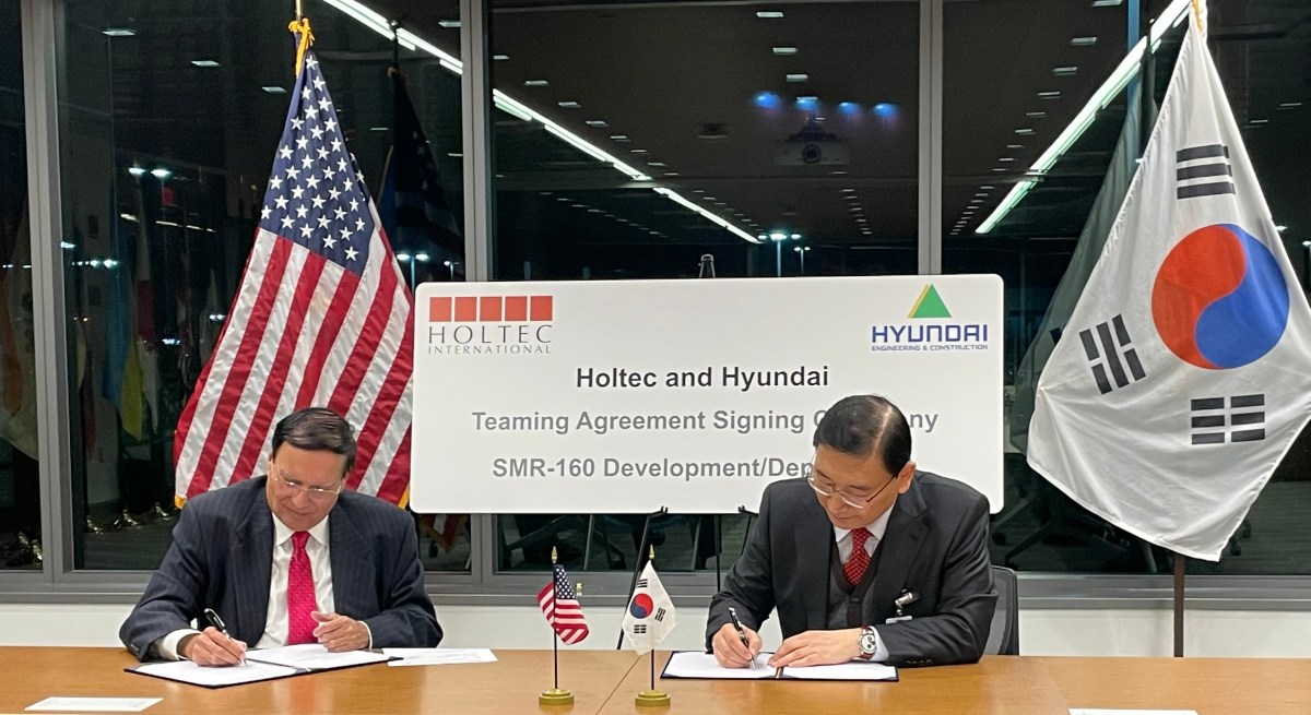 윤연준 현대건설 사장(오른쪽)이 최근 미국 홀텍 인터내셔널이 개발한 소형 원자로 SMR-160를 활용한 원자력 발전소 건설 협력 계약을 체결하고 있다.