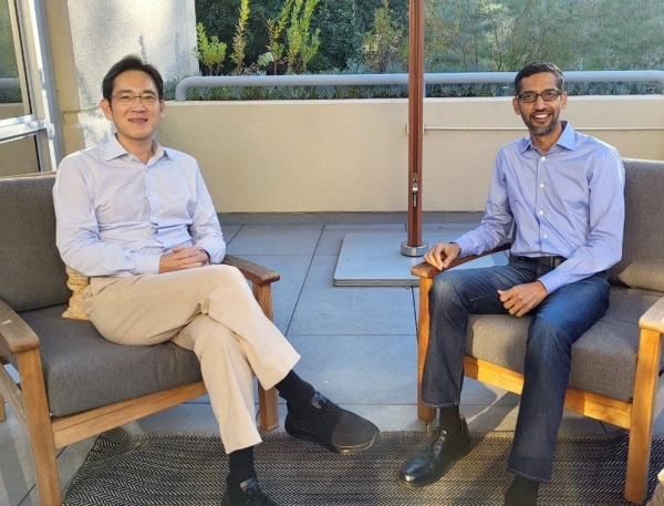 지난 22일(현지시각) 미국 캘리포니아주 마운틴뷰 구글 본사에서 만난 이재용 삼성전자 부회장(왼쪽)과 순다르 피차이 구글 CEO의 모습. /사진=삼성전자