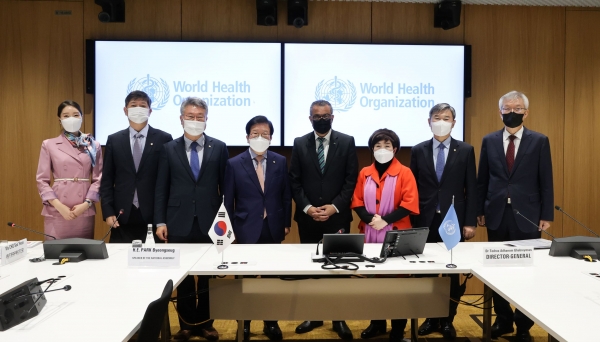 스위스를 공식 방문 중인 박병석 국회의장이 23일(현지시간) 오후 스위스 제네바에 있는 세계보건기구(WHO) 본부에서 테드로스 아드하놈 게브레예수스 사무총장과 만나 면담후 주요참석자들과 함께하고 있다.(사진=국회)