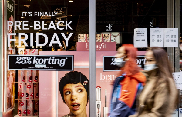 연말 쇼핑 대목인 '블랙 프라이데이'에 '할인 판매'로 팔린 품목의 90% 이상이 이전 가격과 같거나 오히려 더 비싸게 판매된 것으로 나타났다. 연합뉴스