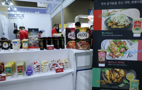 지난 7월 27일 경기도 고양시 일산 킨텍스 제1전시장에서 열린 '2021 서울국제식품산업대전'에서 바로 요리가 가능한 가정 간편식 제품이 진열돼 있다. 연합뉴스