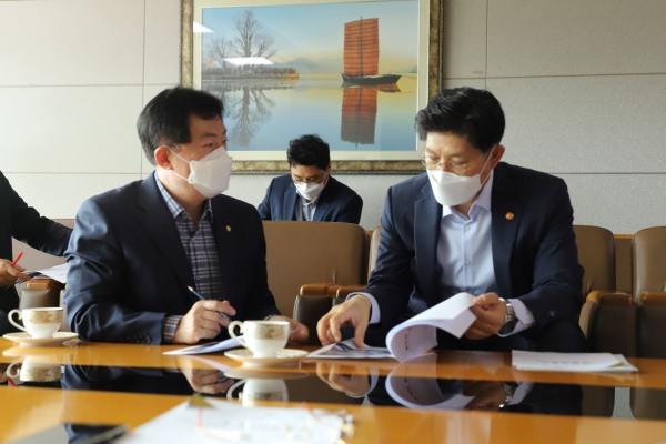 이만희 의원이 국토교통부 노형욱 장관과 소요 예산관련 면담을 하고 있다. (사진=이만희 의원실)
