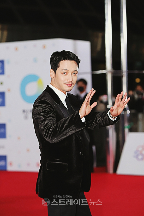 ▲‘제42회 청룡영화상 시상식’ 레드카펫 행사에 참석한 배우 변요한이 입장하고 있다. / 양용은 기자 taeji1368@naver.com