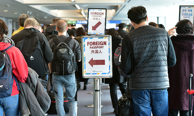 지난달 29일 인천국제공항에서 독일 프랑크푸르트와 러시아 하바롭스크발 여객기를 이용한 승객들이 검역 절차를 밟고 있다. 연합뉴스