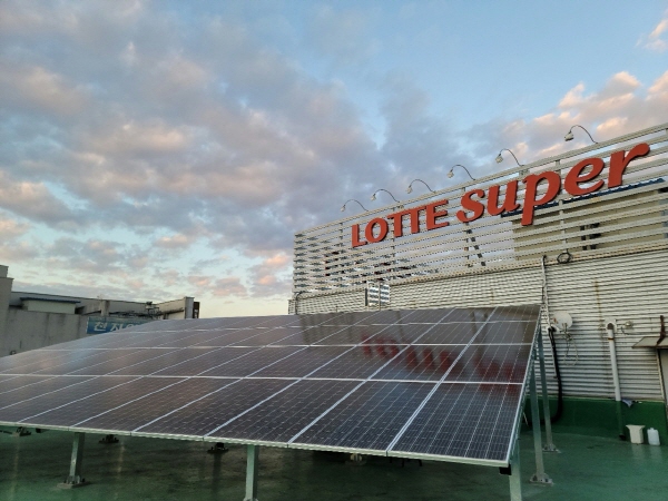 롯데슈퍼는 원주·G은평점을 포함한 전국 10개 매장과 신갈물류센터 옥상에 총 5119㎡(약 1548평) 규모 태양광 발전 설비를 설치했다. 롯데쇼핑 제공