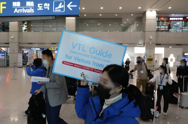 1일 인천공항에서 관광공사 관계자들이 백신접종 자가격리면제자들을 검사센터로 안내하고 있다. 연합뉴스