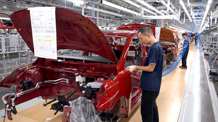 현대자동차 중국 공장에서 생산직 직원이 자동차를 조립하고 있다. /사진=현대차
