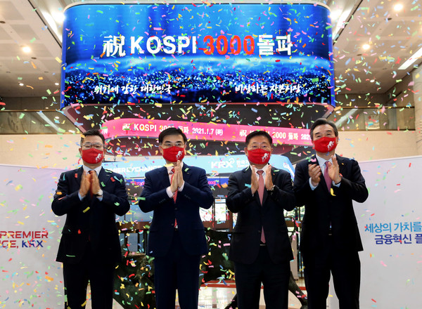 지난 1월 7일 코스피 3000 돌파를 기념하는 금융투자업계 관계자들(제공=한국거래소)
