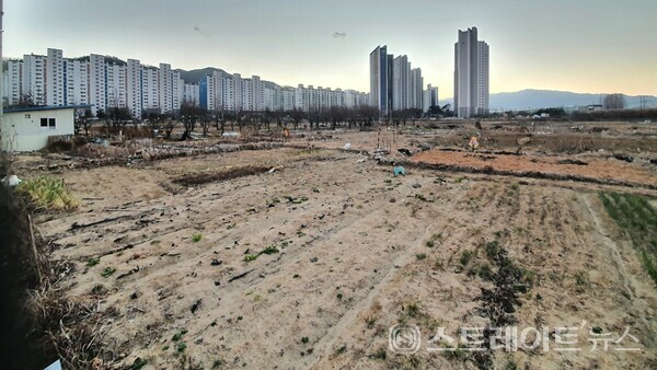 ◇김천 푸르지오 더 퍼스트' 아파트의 북동쪽인 108동 부지에서 남서쪽인 104동 부지를 향해서 북동→남서 구도로 촬영한 공사현장. (사진=이준혁 기자)