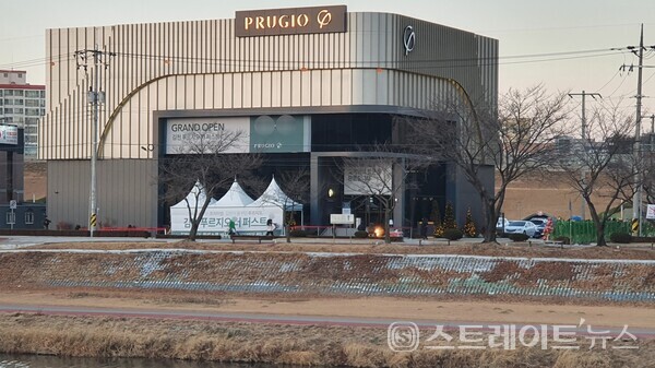 ◇강변조각공원 좌측 부지에 지은 '김천 푸르지오 더 퍼스트' 견본주택. (사진=이준혁 기자)