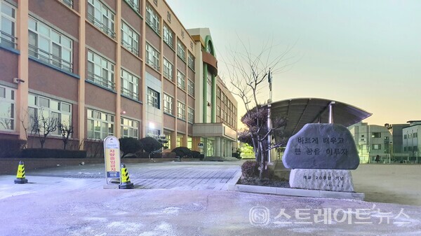 ◇'김천 푸르지오 더 퍼스트'에 사는 어린이들이 배정될 초등학교인 김천부곡초등학교. (사진=이준혁 기자)