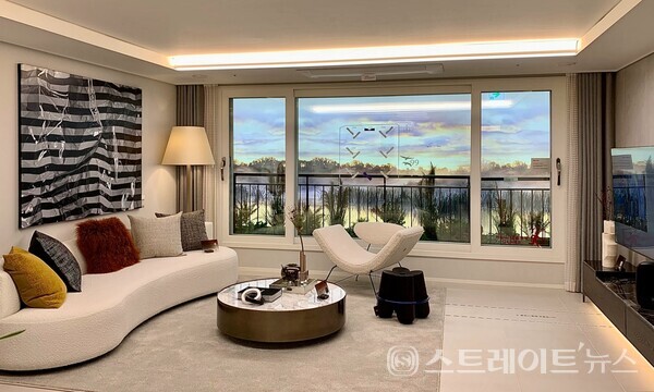 ◇'김천 푸르지오 더 퍼스트' 견본주택 내 99㎡형 모델룸 안에 꾸며둔 거실. (사진=이준혁 기자)