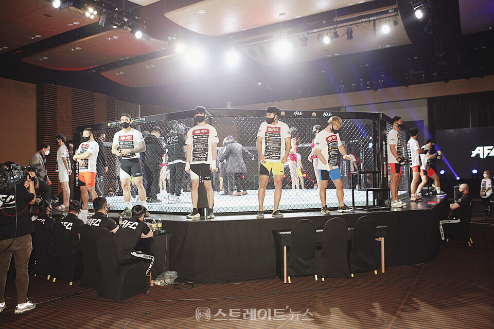 ▲‘엔젤스 파이팅 챔피언십 18(AFC 18)’ 대회 케이지를 뜨겁게 달굴 16명의 전사들 / 양용은 기자 taeji1368@naver.com