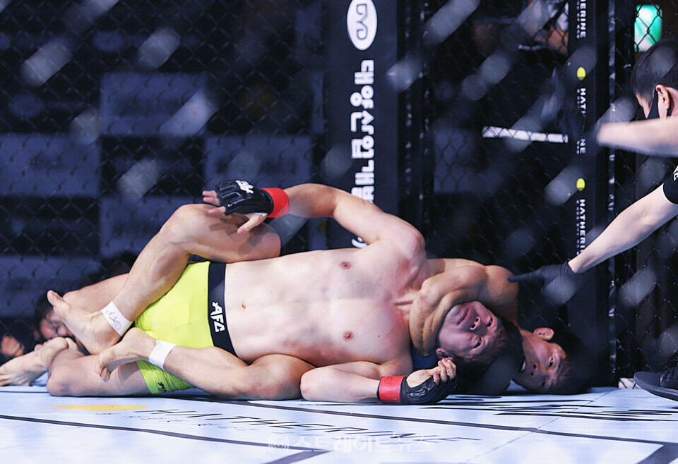 ▲‘엔젤스 파이팅 챔피언십 18(AFC 18)’ 2경기 페더급에서 홍종태가 최은호를 상대로 1라운드 3분 26초 리어네이키드 초크에 의한 서브미션 승 / 양용은 기자 taeji1368@naver.com