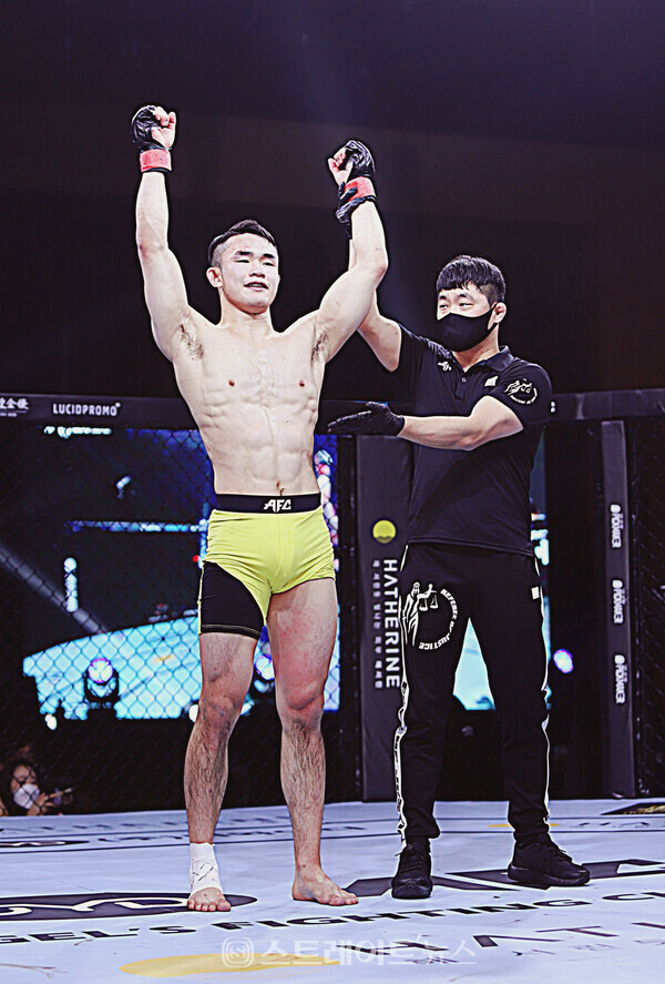 ▲‘엔젤스 파이팅 챔피언십 18(AFC 18)’ 5경기 라이트급에서 장정혁을 상대로 박재현이 2라운드 2분 15초 TKO승(파운딩)을 거뒀다. / 양용은 기자 taeji1368@naver.com