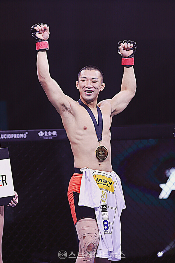 ▲‘엔젤스 파이팅 챔피언십 18(AFC 18)’ 6경기 웰터급 매치에서 강철부대 김상욱이 안종기를 상대로 1라운드 42초 KO승을 거두고 기뻐하고 있다. / 양용은 기자 taeji1368@naver.com