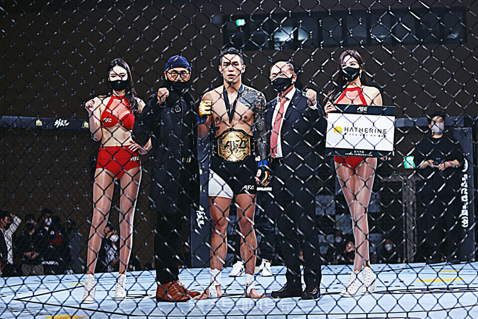 ▲ ‘엔젤스 파이팅 챔피언십 18(AFC 18)’ 메인 이벤트 미들급 타이틀전에서 챔피언 김재영을 TKO로 꺾고 새로운 AFC 미들급 챔피언에 등극한 유상훈이 기념촬영을 하고 있다. / 양용은 기자 taeji1368@naver.com