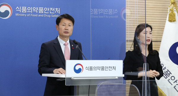 김강립 식품의약품안전처장이 27일 오후 충북 청주시 식약처 브리핑룸에서 미국 화이자사가 개발한 먹는 코로나19 치료제 '팍스로비드' 긴급 사용 승인과 관련해 브리핑하고 있다. 연합뉴스