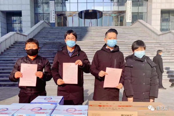 지난해 12월 28일 중국 톈진시 베이천구에 코로나 확산 방지를 위한 방역 인력에 후원 물품을 전달하는 LG전자와 한국상회 관계자들. /사진=베이천구