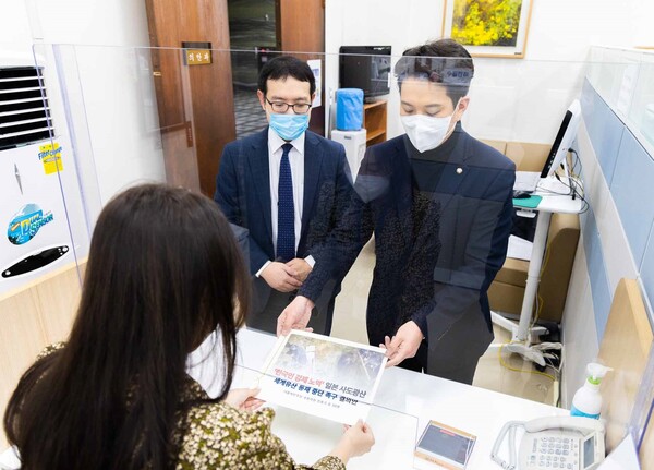 전용기 의원이 6일  ‘일본 정부의 사도 광산 세계유산 등재 추진 중단 촉구 결의안’을 국회 제출하고 있다.(사진=전용기 의원실)