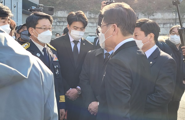 ▲이재명 더민주 대선후보가 7일 순직 소방관들 빈소를 찾아, 이홍교 소방청장을 위로하고 있다.(사진=강기성 기자)
