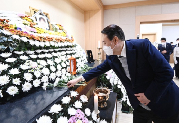 ▲윤석열 국민의힘 대선후보가 이달 6일 순직 소방관들 빈소를 찾아 조문하고 있다.(사진=연합뉴스)