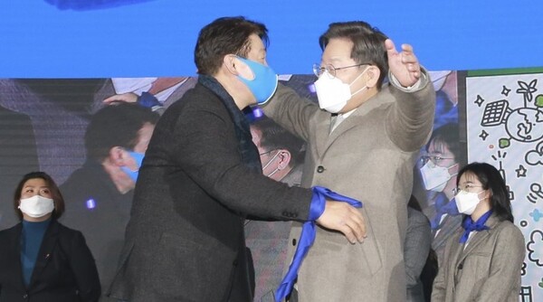 더불어민주당 서울특별시당(위원장 기동민, 서울 성북을 국회의원)이 지난 7일 백범김구기념관 컨벤션홀에서 ‘더 앞으로, 더 제대로 서울’이라는 기치로 서울지역 선대위 출범식을 여는 가운데, 이재명 후보가 전격 참석했 기동민 위원장을 포옹라고 있다. (사진= 연합뉴스)