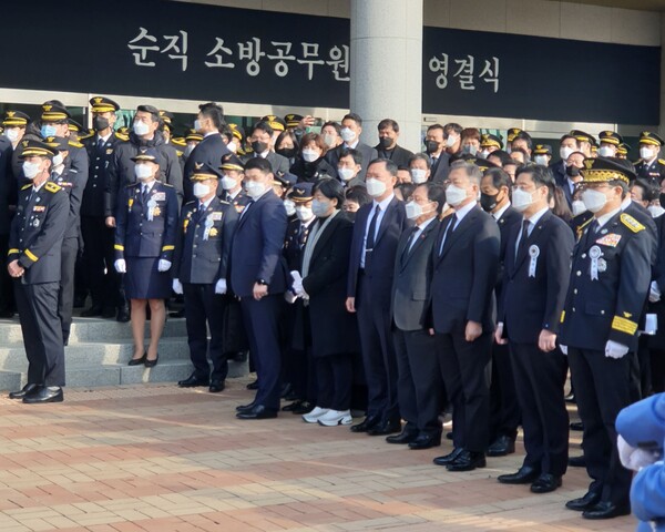 서영교 국회 행안위원장이 8일, 평택 냉동창고 공사장 화재현장에서 순직한 소방관 세 분의 합동영결식에 참석하고 있다.(사진=서영교 위원장실)