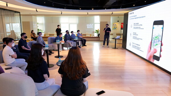 지난해 9월 대우건설이 스타트업전문 엑셀러레이터 퓨처플레이와 오픈이노베이션 활성화를 위한 킥오프 미팅을 진행하고 있는 모습. /사진=대우건설