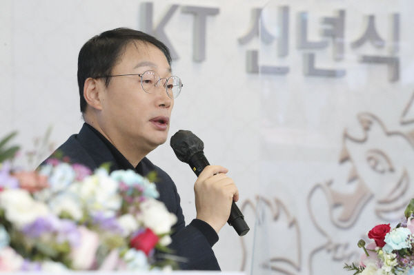 구현모 KT대표가 지난 3일 서울 광화문 사옥에서 라이브 랜선 신년식을 개최했다. KT 제공